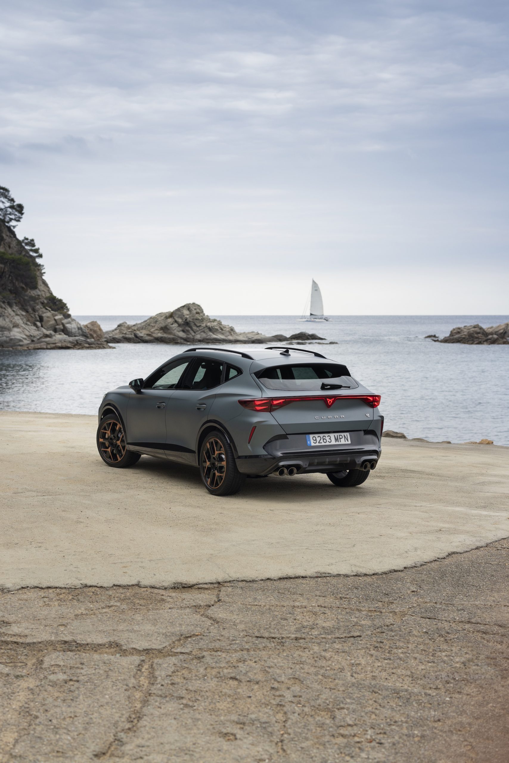 Vista trasera y lateral del CUPRA Formentor 2024 en paisaje costero