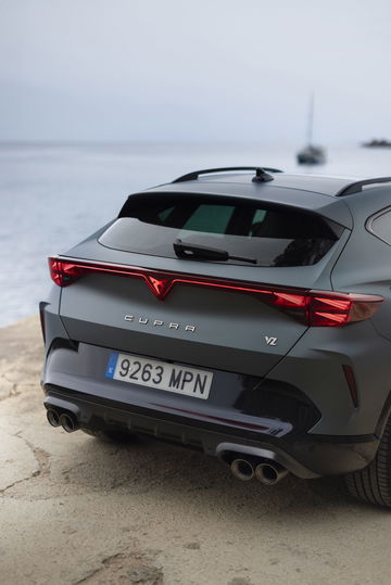 Vista trasera y lateral del CUPRA Formentor 2024, mostrando su inconfundible diseño y luces traseras.