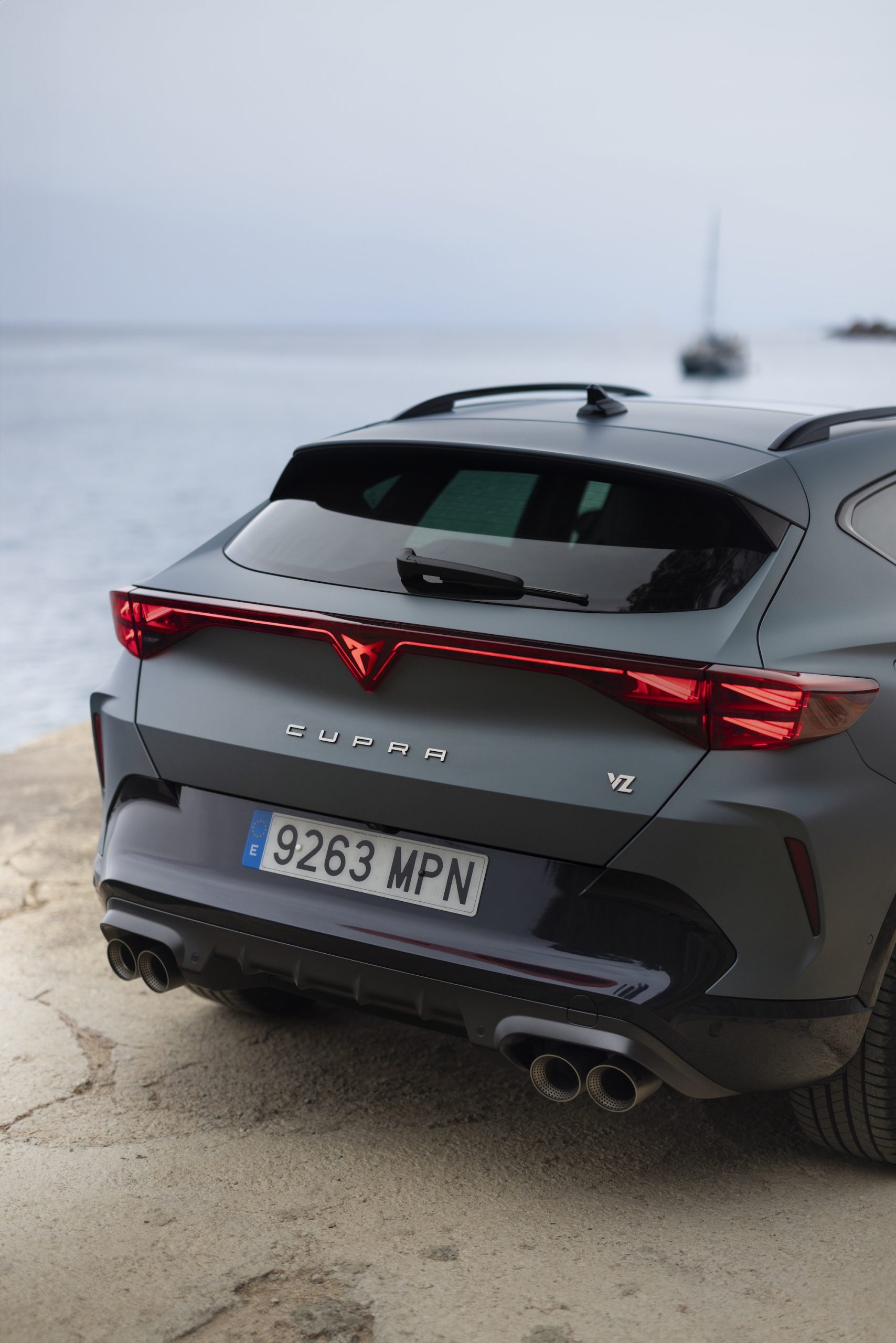 Vista trasera y lateral del CUPRA Formentor 2024, mostrando su inconfundible diseño y luces traseras.