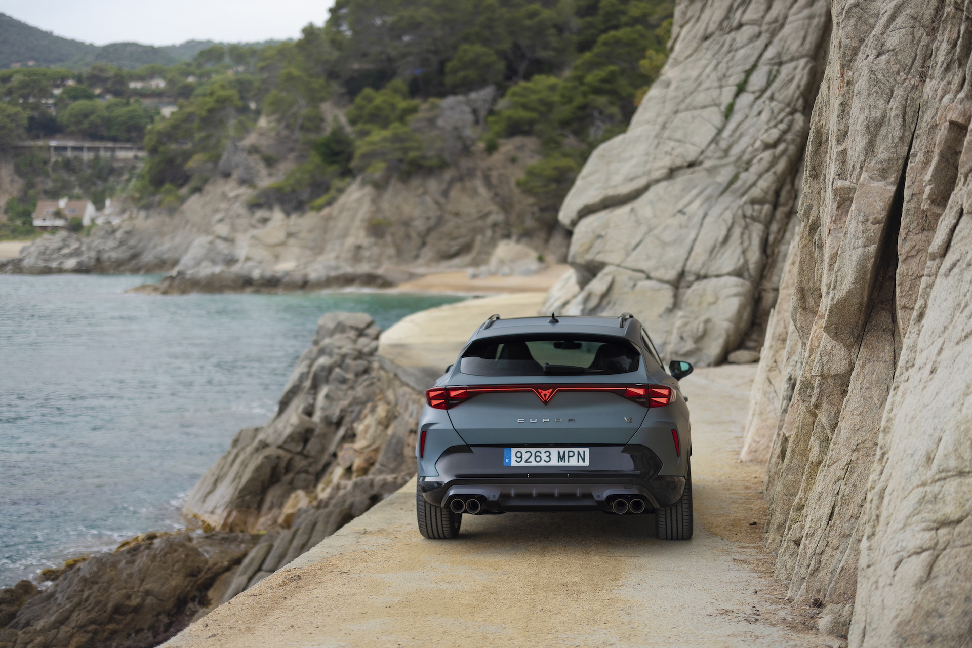 Vista dinámica del CUPRA Formentor 2024 en entorno costero