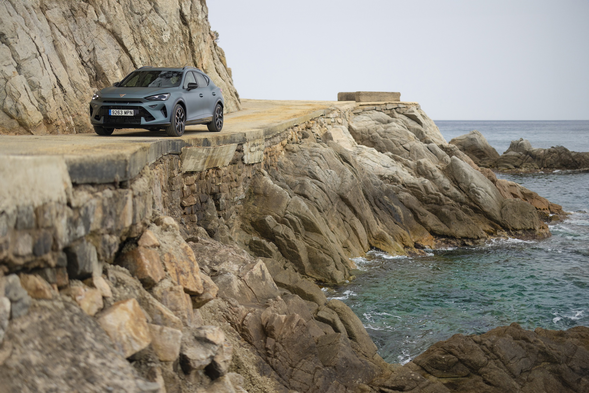 El CUPRA Formentor 2024 luce su diseño dinámico en un entorno costero.