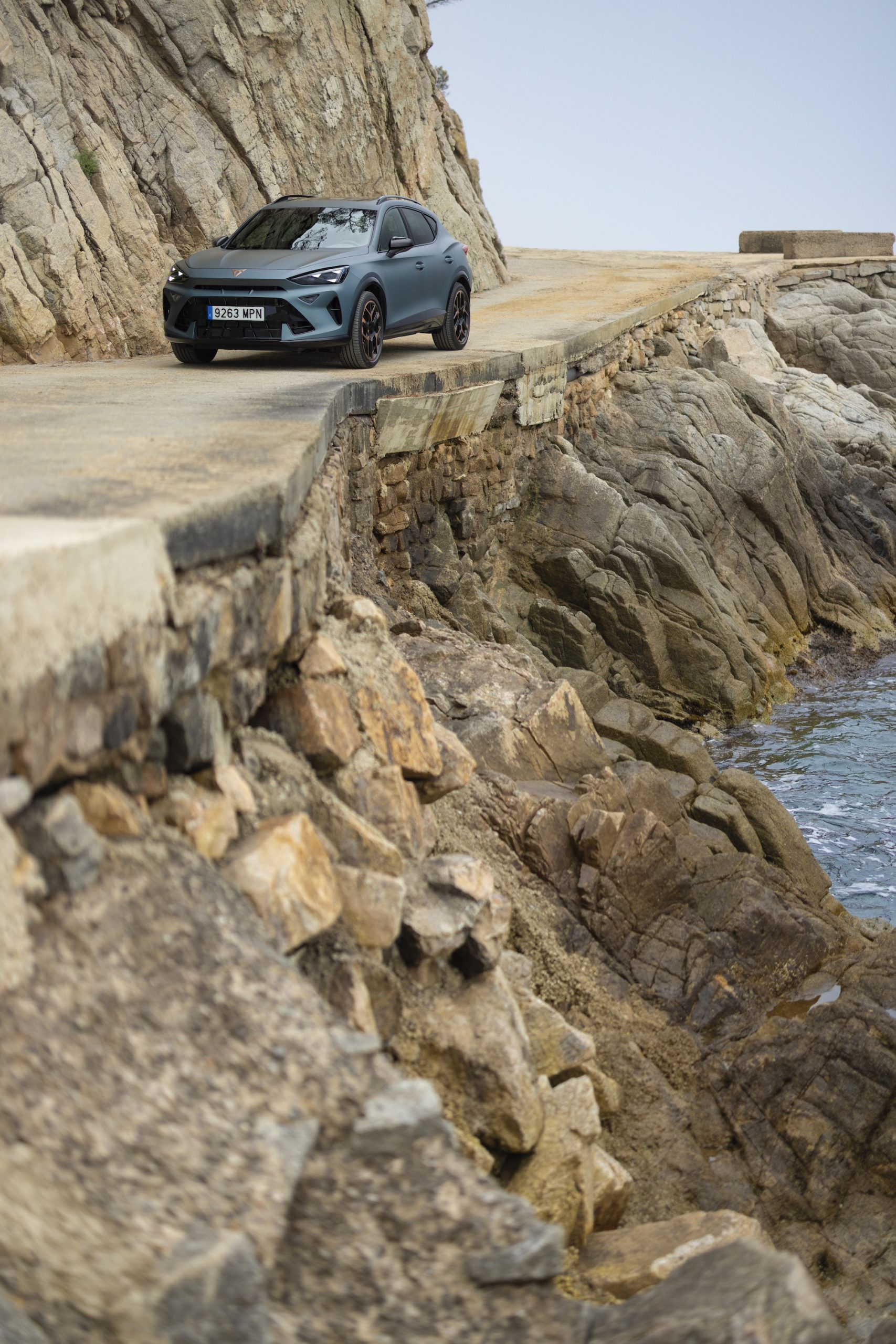 El CUPRA Formentor 2024 luce su diseño dinámico junto al mar