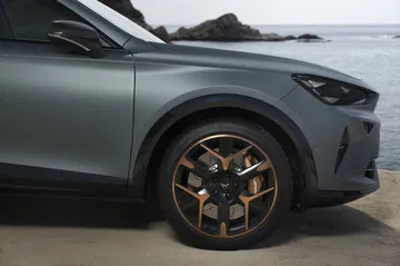 Vista lateral del CUPRA Formentor 2024 destaca su diseño dinámico