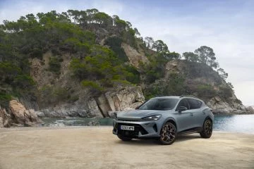 El CUPRA Formentor 2024 luce su diseño lateral en entorno natural El CUPRA Formentor 2024 luce su diseño lateral en entorno natural