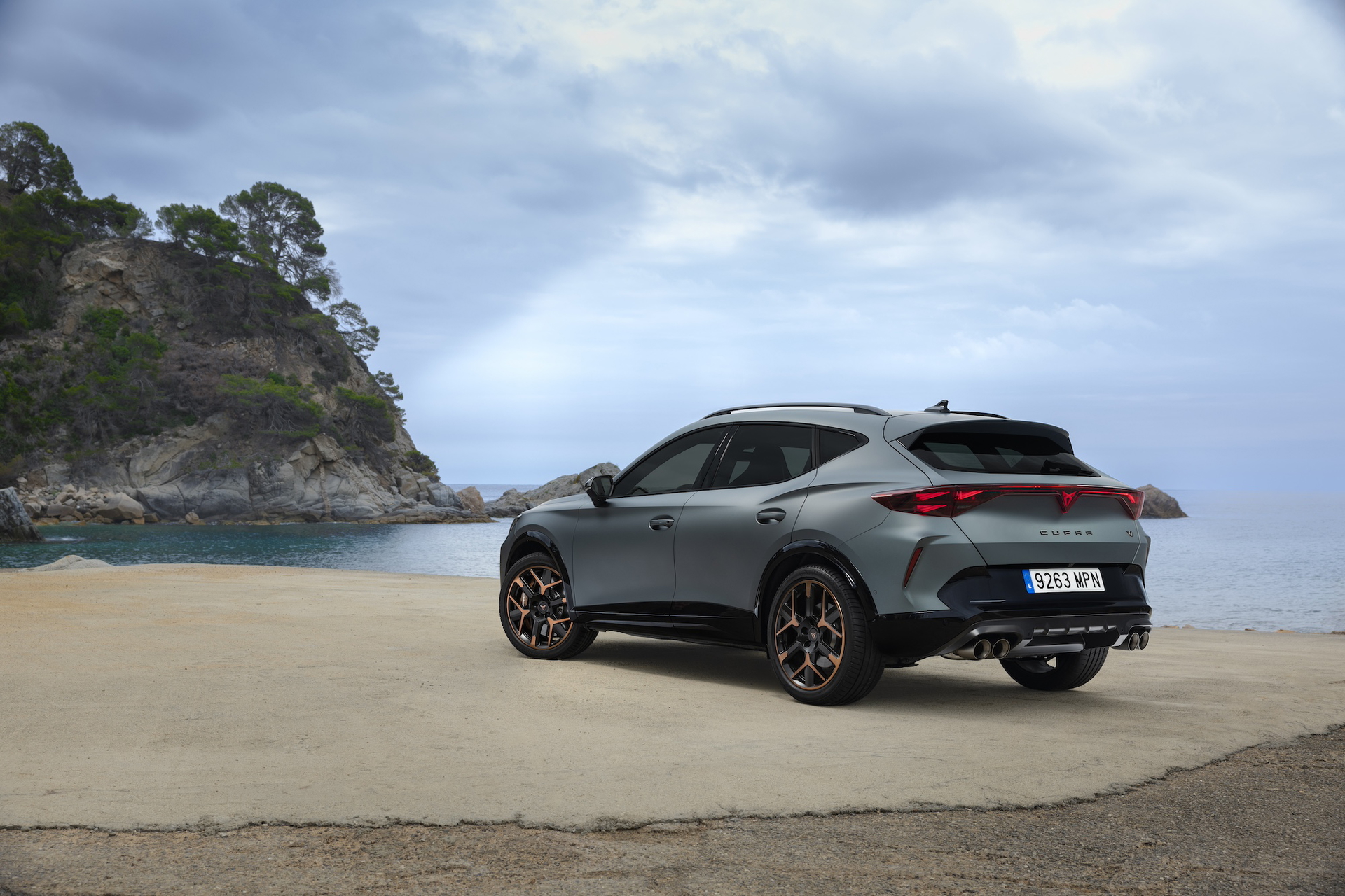 CUPRA Formentor vista trasera y lateral en entorno natural