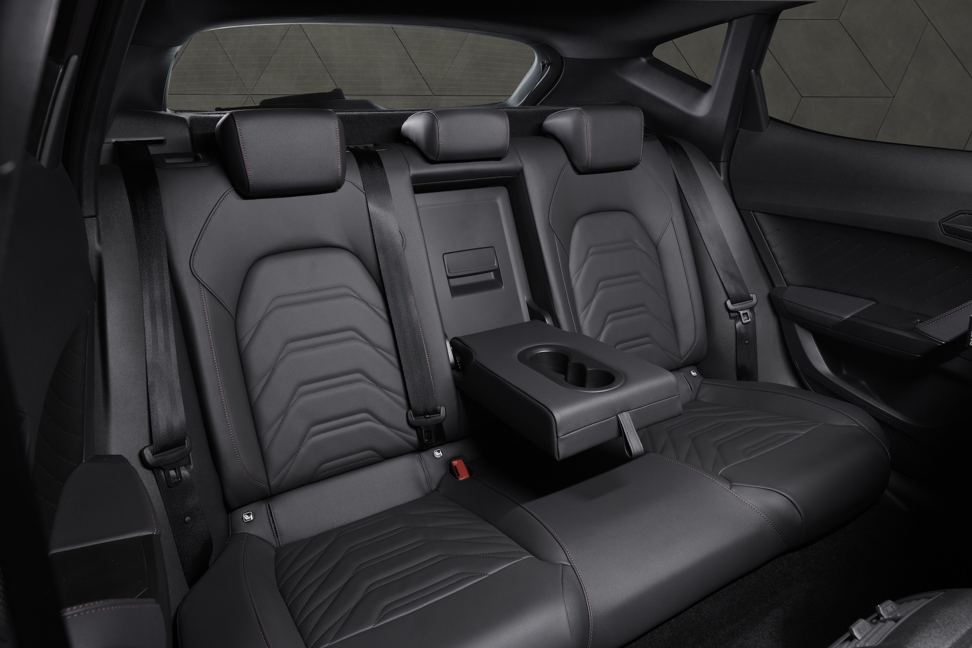 Vista del habitáculo trasero del CUPRA Formentor 2024 con acabados premium.