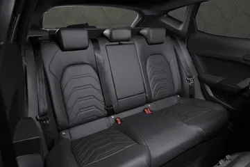 Vista de los asientos traseros del CUPRA Formentor 2024 en cuero negro