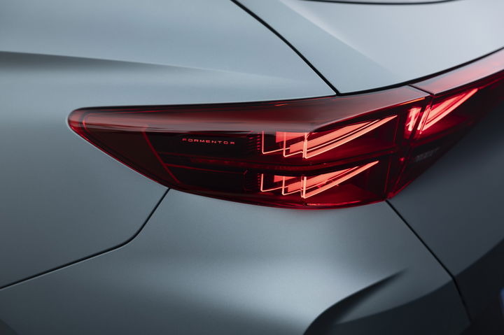 Vista cercana de la luz trasera del CUPRA Formentor 2024