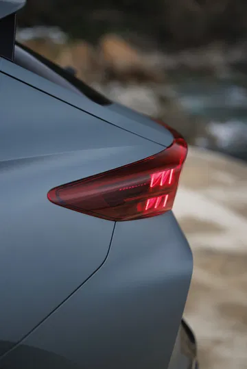Vista del distintivo piloto trasero del CUPRA Formentor 2024