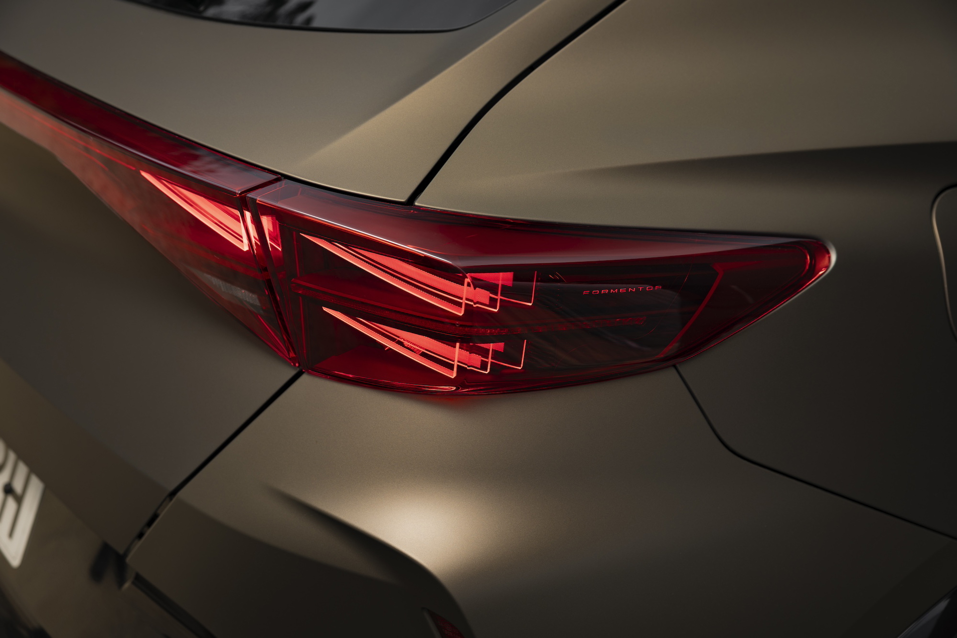 Luces traseras con diseño distintivo del CUPRA Formentor 2024.