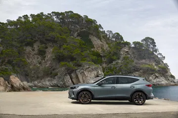 Vista lateral del renovado CUPRA Formentor 2024 en un escenario natural