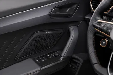 Vista parcial de la puerta y los mandos del CUPRA Formentor 2024.