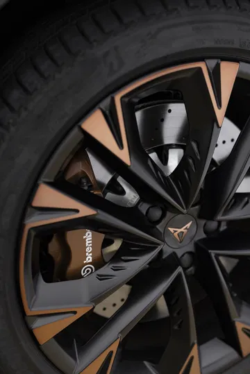 Llanta exclusiva CUPRA con pinzas de freno en contraste, reflejo de deportividad