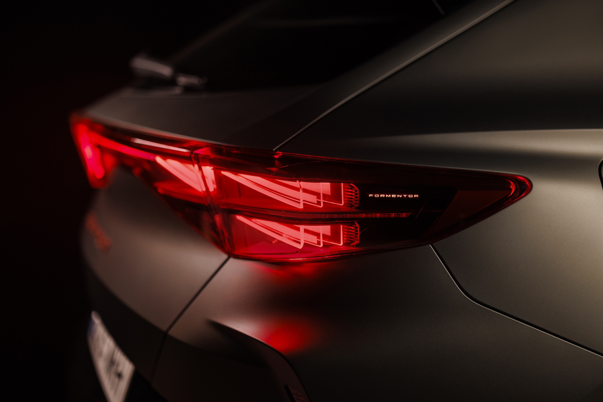 Vista trasera del CUPRA Formentor 2024, mostrando líneas y luces LED
