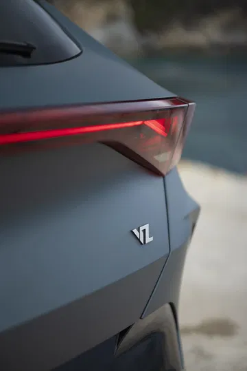 Vista detallada de la zaga del CUPRA Formentor 2024 resaltando su diseño y faros LED.