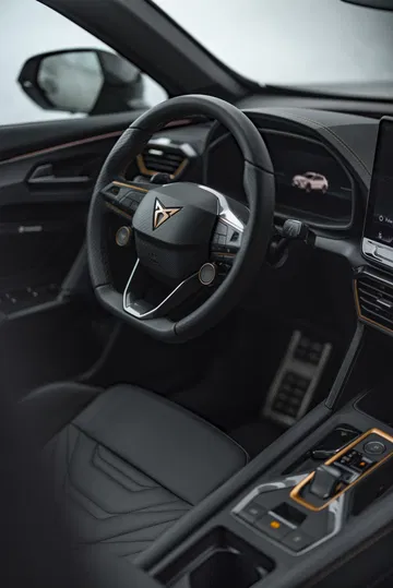 Volante de alta calidad con logotipo CUPRA y controles integrados.