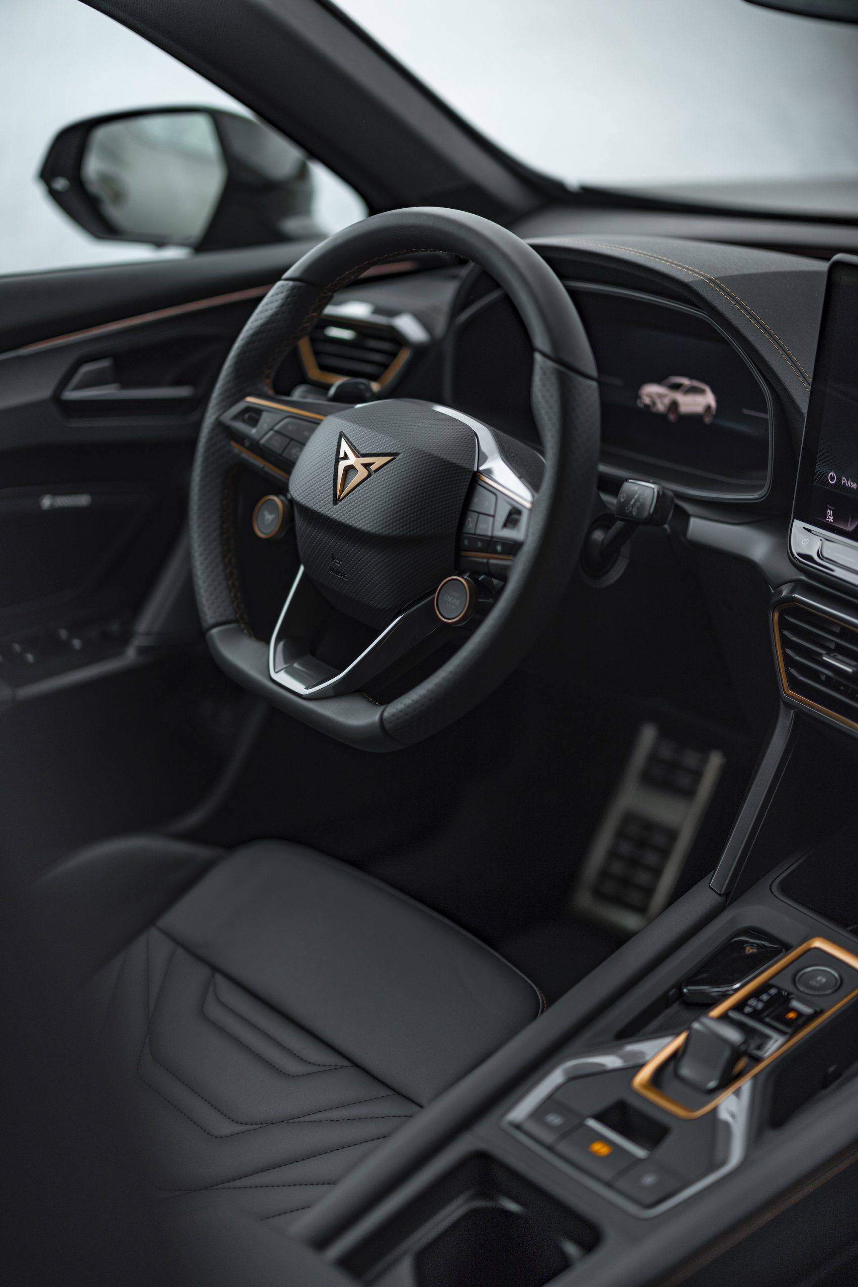 Volante de alta calidad con logotipo CUPRA y controles integrados.