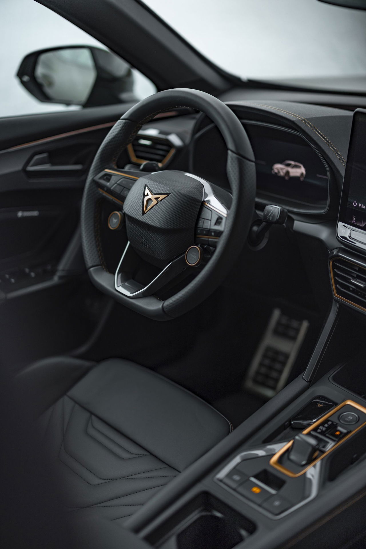 Volante de alta calidad con logotipo CUPRA y controles integrados.