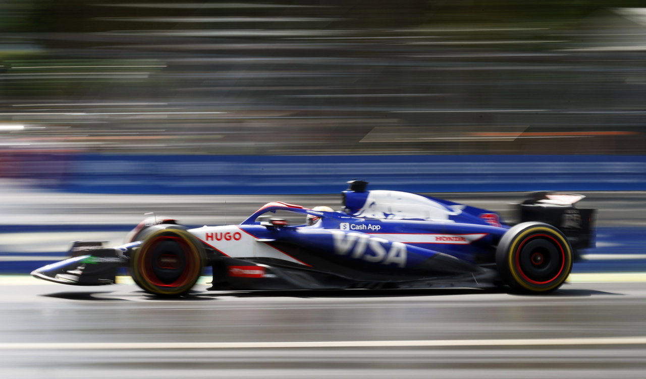 Monoplaza de Racing Bulls en acción durante las pruebas en el GP de España Monoplaza de Racing Bulls en acción durante las pruebas en el GP de España