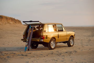 Land Rover restaurado con motor Corvette, combinación de robustez y potencia americana.