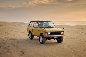 Vista delantera y lateral del Range Rover clásico restaurado con motor Corvette.
