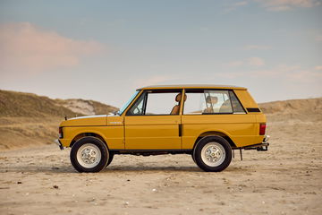 Land Rover clásico restaurado con motor Corvette, impecable en diseño y rendimiento.