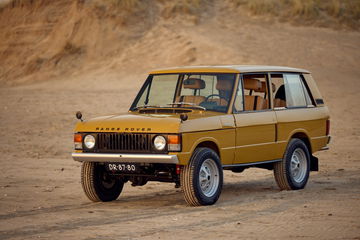 Land Rover restaurado con motor Corvette, combinación de clásico y moderno.
