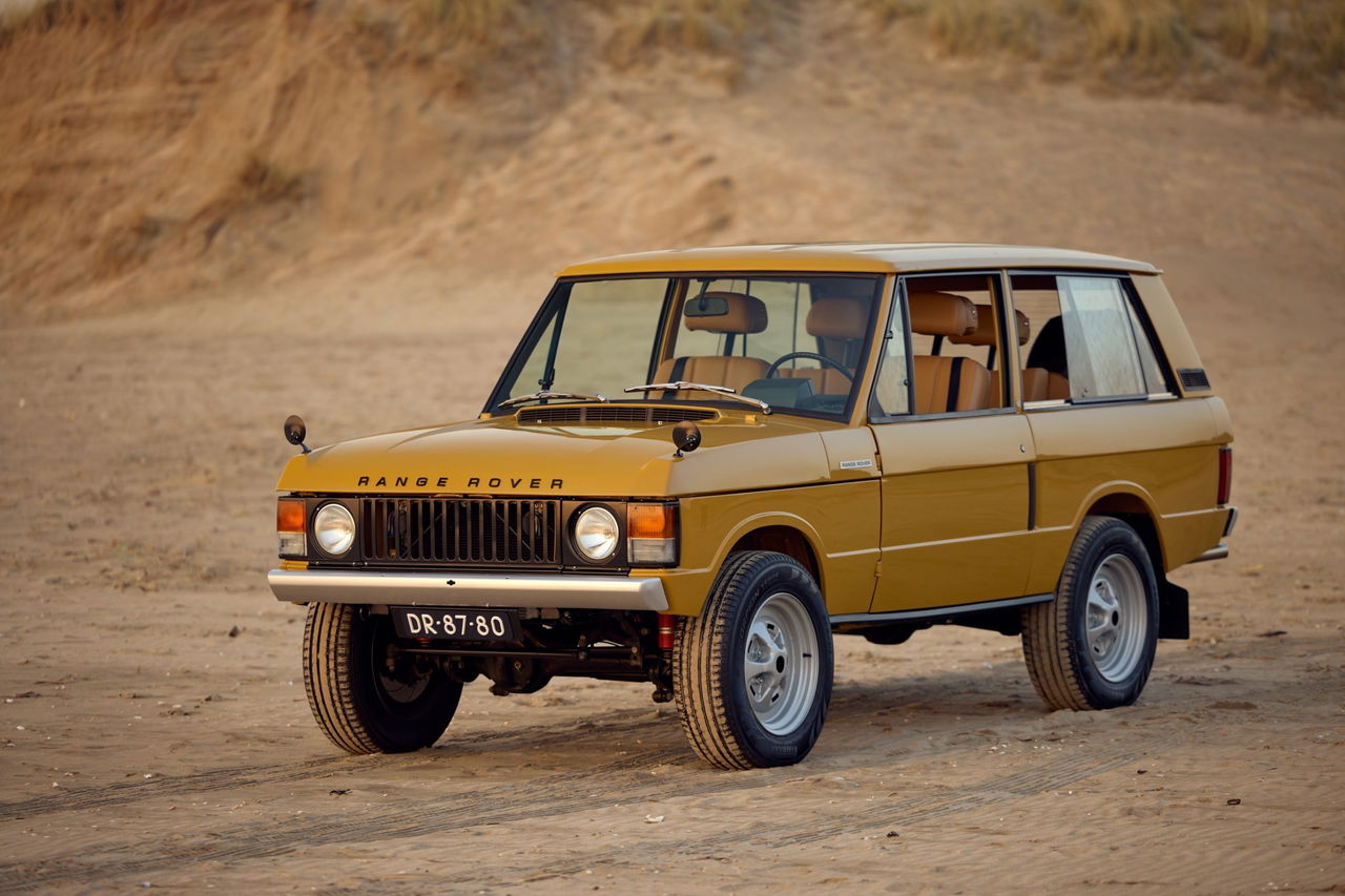 Land Rover restaurado con motor Corvette, combinación de clásico y moderno.