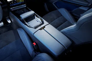 Vista cenital de la consola central del Renault Rafale 2024, mostrando acabados y ergonomía.