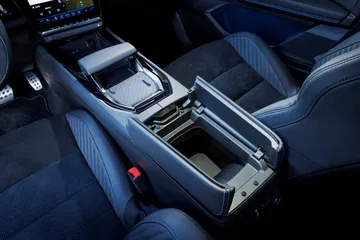 Vista detallada de la consola central del Renault Rafale 2024.