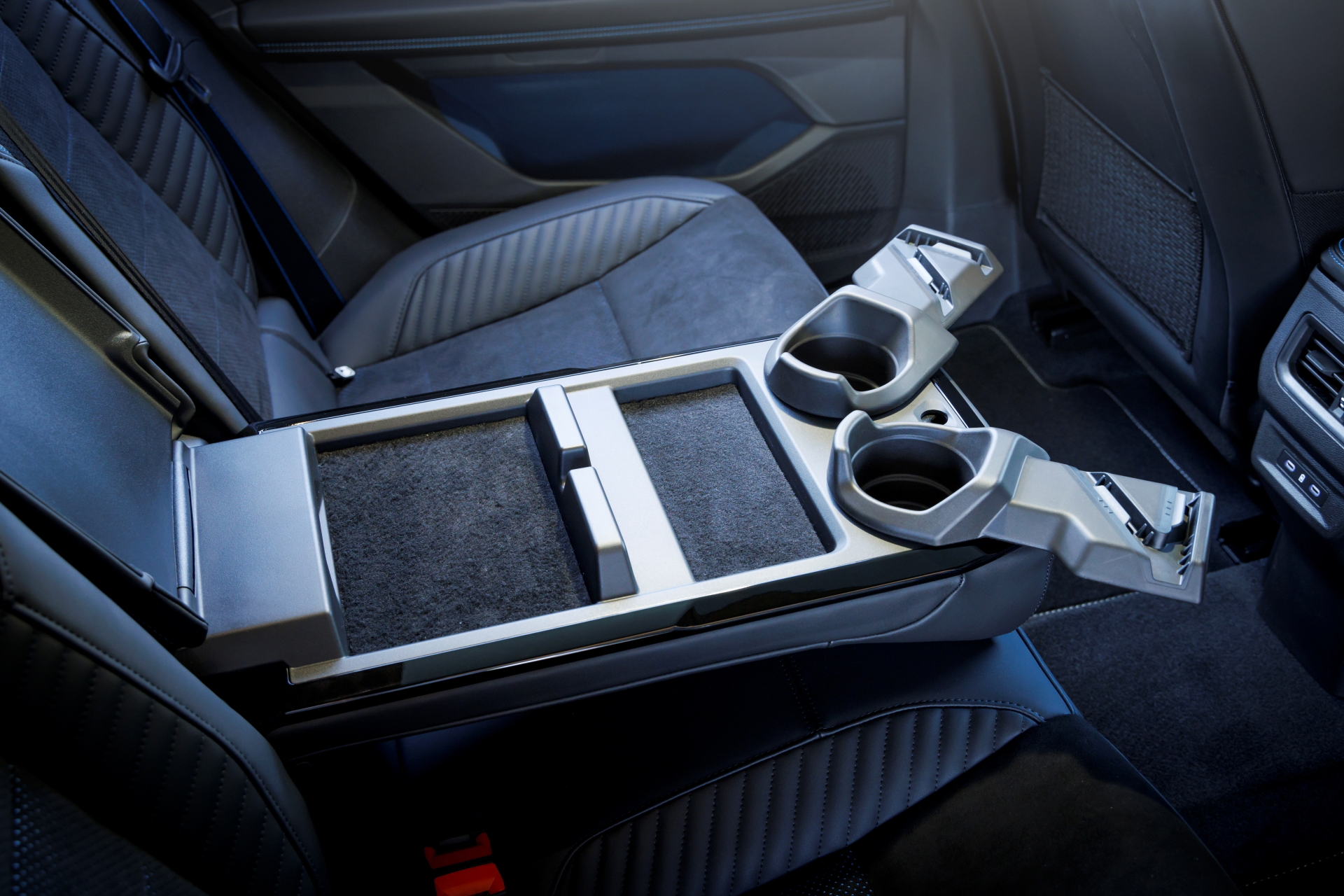 Consola central meticulosamente diseñada, con acabados premium