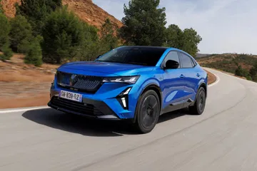 El Renault Rafale 2024 en acción, diseño dinámico y moderno.