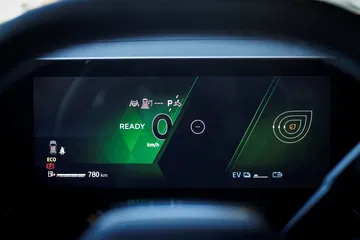Vista panel de instrumentos digitales del Renault Rafale, con diseño moderno y tecnológico.