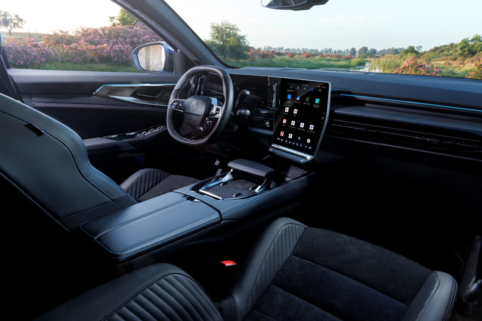 Cabina futurista con una marcada orientación al conductor y pantalla central prominente.