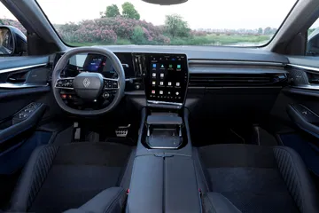 Habitáculo sofisticado con acabados modernos y tecnología avanzada.