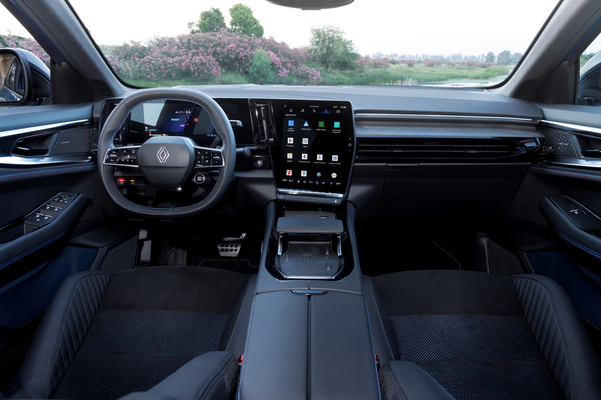 Habitáculo sofisticado con acabados modernos y tecnología avanzada.