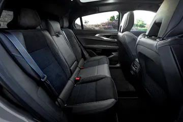 Vista lateral de los asientos delanteros y traseros del Renault Rafale 2024