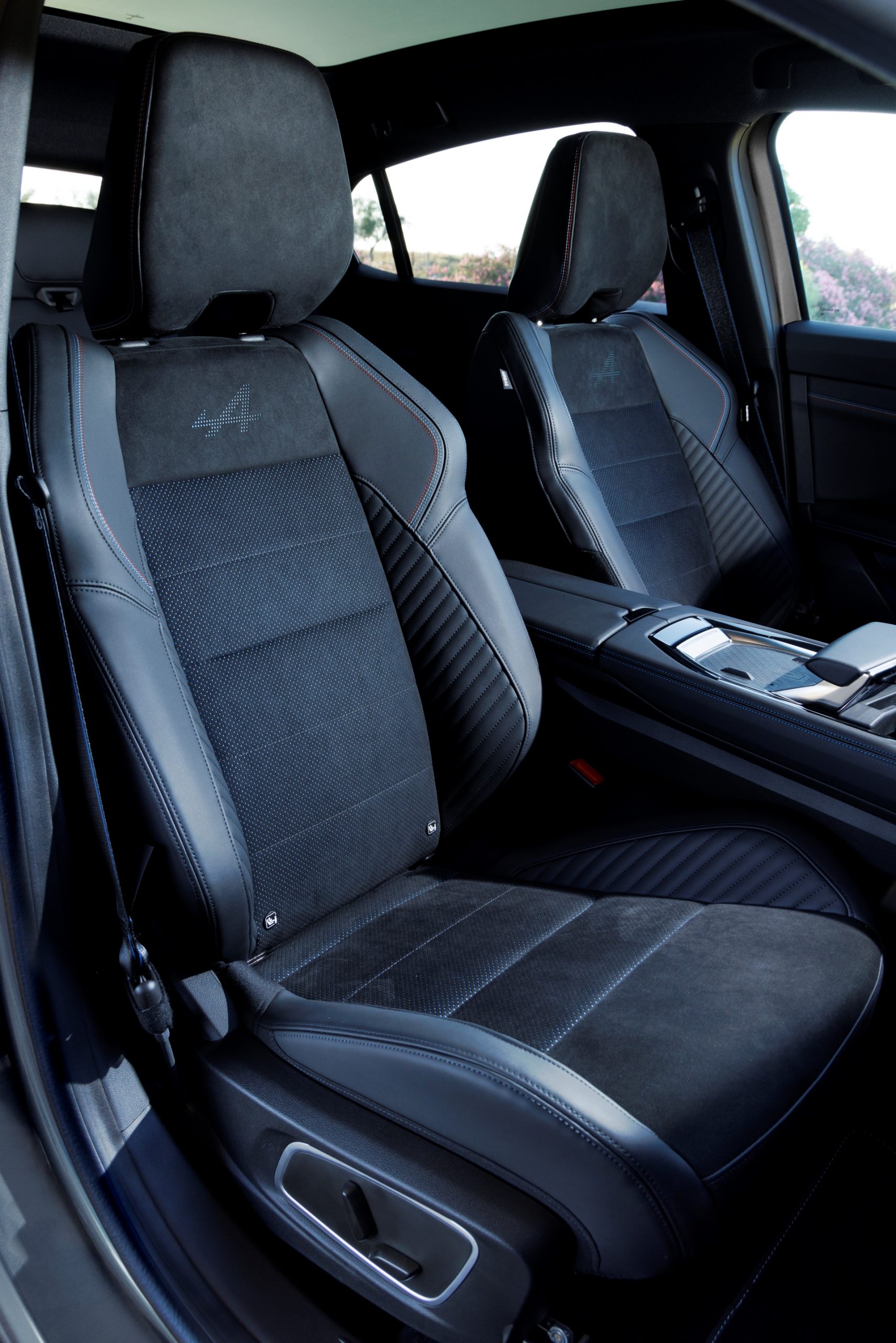 Vista lateral de los asientos deportivos en cuero del Renault Rafale 2024.