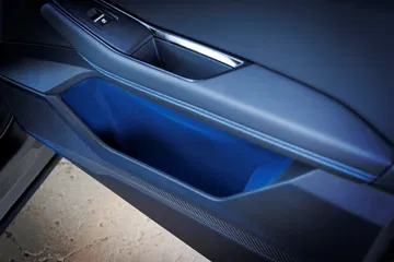 Vista cercana de un detalle interior del Renault Rafale 2024.