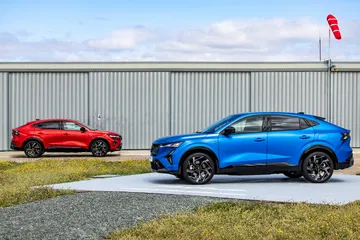 Vista lateral del Renault Rafale 2024, destacando su línea de coupé.