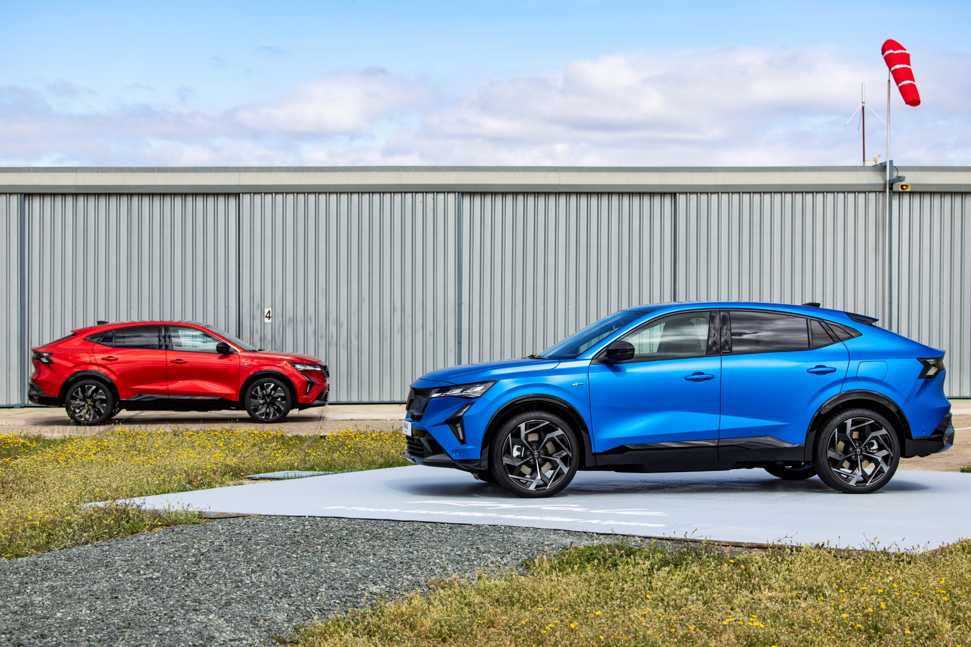Vista lateral del Renault Rafale 2024, destacando su línea de coupé.