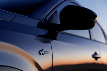 Silueta lateral del Renault Rafale 2024 al atardecer