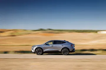 Perfil dinámico del Renault Rafale 2024, capturando su diseño híbrido coupé.