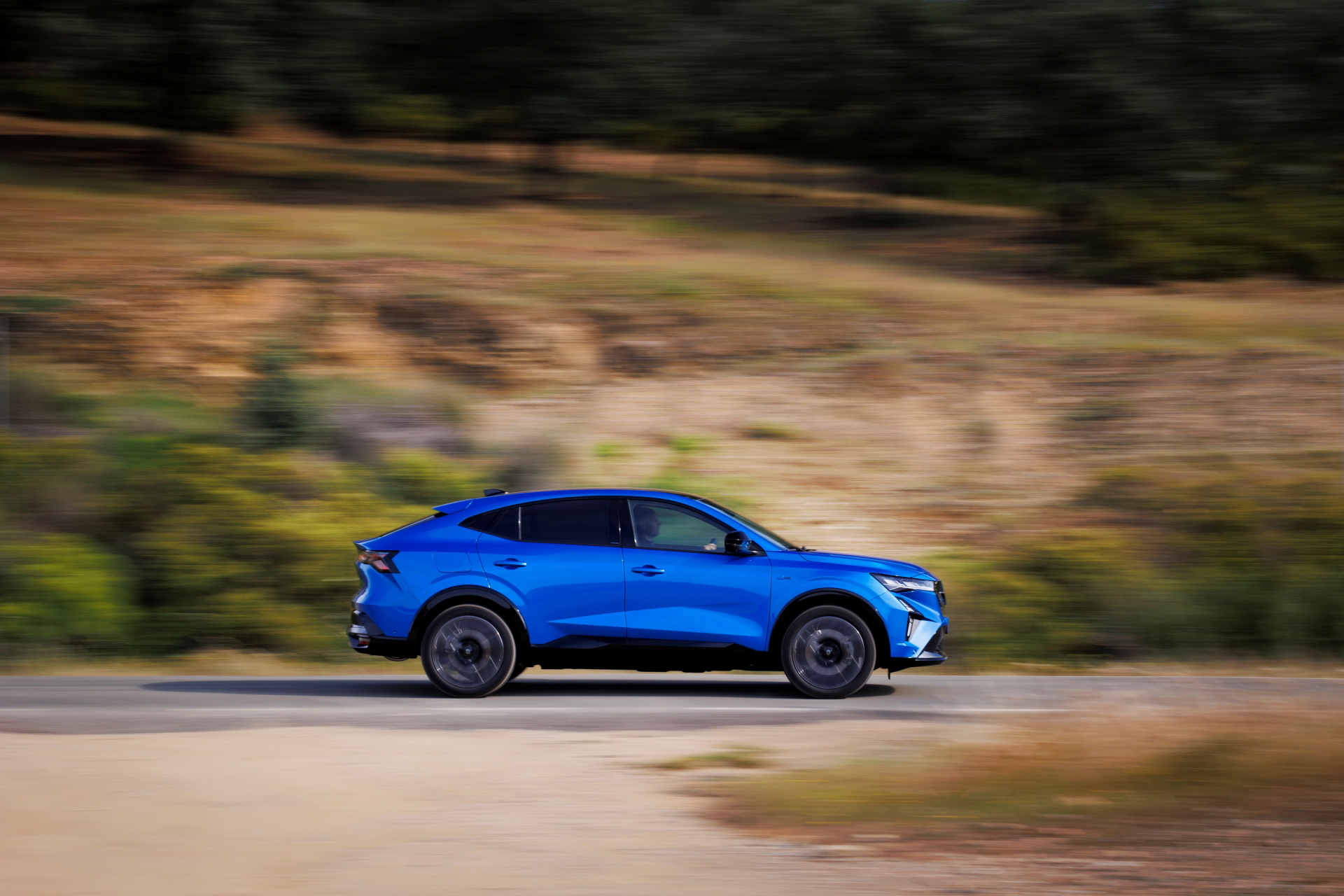 Renault Rafale 2024, lateral en movimiento reflejando dinamismo y estilismo moderno.