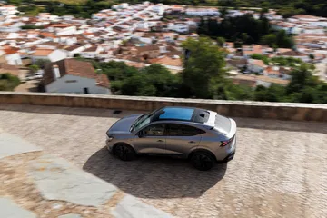 Vista lateral del Renault Rafale 2024, destacando su diseño aerodinámico.