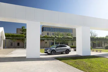 Vista lateral del Renault Rafale 2024, destacando su línea de techo tipo coupé.