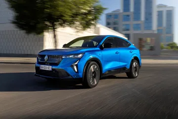 Vista lateral del Renault Rafale 2024, evidenciando su silueta coupé.