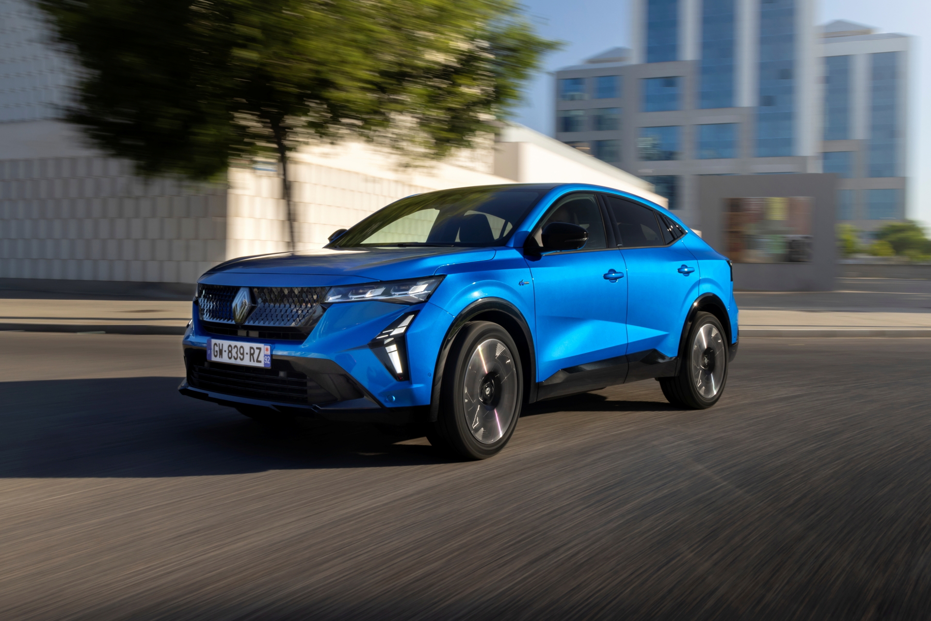 Vista lateral del Renault Rafale 2024, evidenciando su silueta coupé.