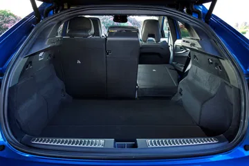 Amplio espacio de carga en el Renault Rafale, versatilidad para el día a día.