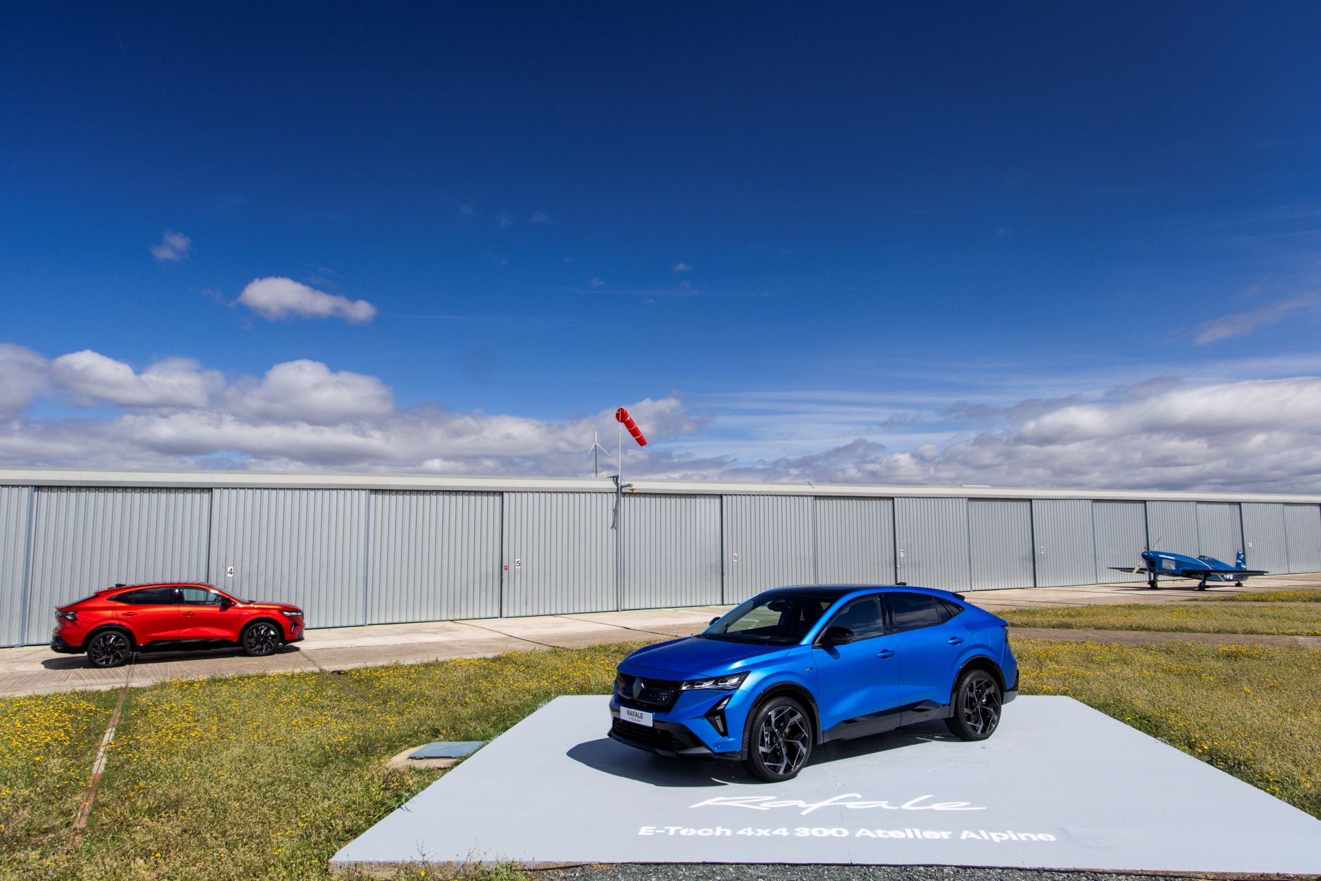 Renault Rafale 2024, lateral elegante y deportivo en color azul.